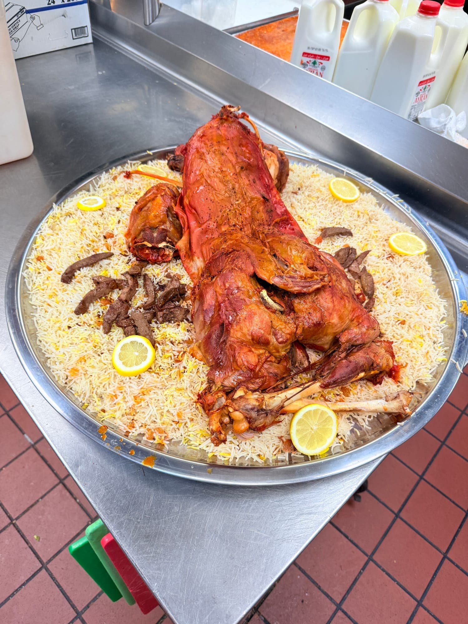 خروف حنيذ كامل على صينية رز